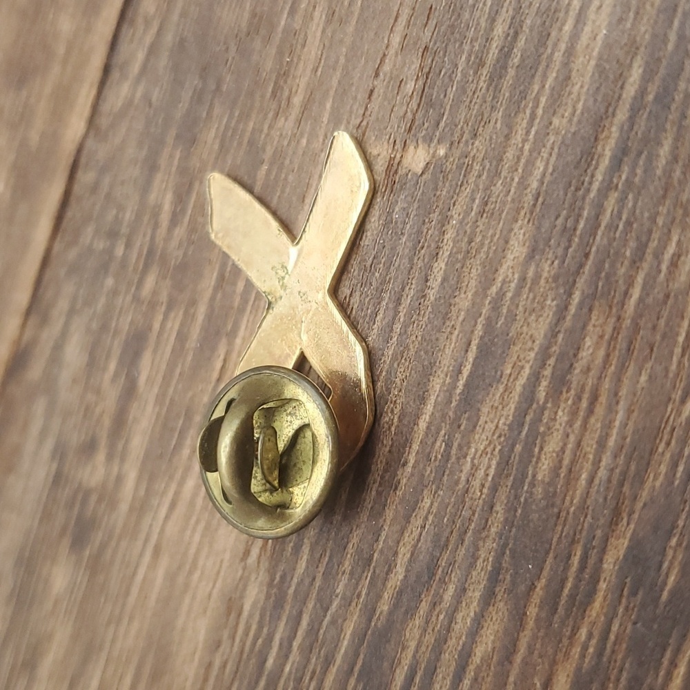 Breast‎ cancer ribbon pin vintage B519 - Picture 2 of 3